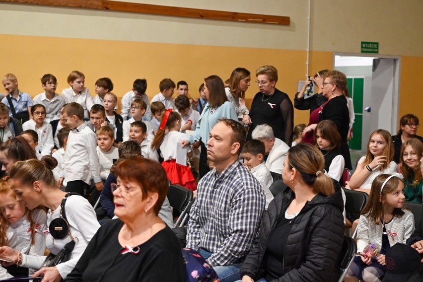 Święto Szkoły Podstawowej nr 6 w Ostrołęce. 10.11.2023 uczniowie wzięli udział w uroczystym apelu