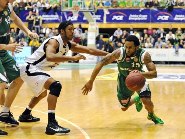 Walter Hodge (z piłką) z Zastalu w styczniowym meczu z Anwilem zdobył 29 punktów, miał też 12 asyst. W sobotę zaliczył 6 "oczek" i 4 asysty...