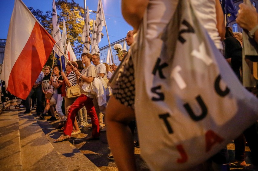 Protest przed sądem okręgowym w Gdańsku 25.07.2018.  „Wolne sądy, wolne wybory, wolna Polska”