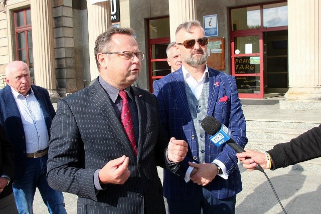 Poseł Lewicy Andrzej Szejna podczas konferencji prasowej w Skarżysku.