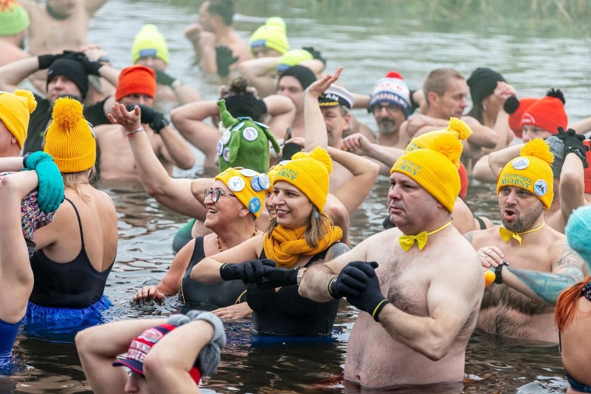 Tłumy na oficjalnym rozpoczęciu sezonu Podlaskiego Klubu Morsów w Wasilkowie. Blisko dwieście osób weszło do lodowatej wody!
