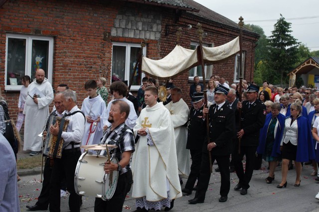 Boże Ciało 2023 w Sędziszowie. Piękna procesja z Najświętszym Sakramentem przeszła ulicami miasta. Zobaczcie więcej na kolejnych fotografiach