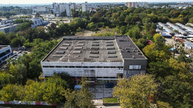 Uniwersam został otwarty w grudniu 1980 roku. Był wtedy największym domem towarowym w całym ówczesnym województwie toruńskim.