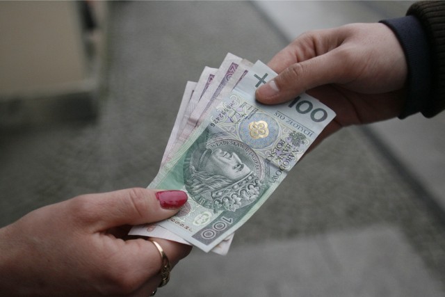 Skarga dotyczy sprawy kredytu bankowego na ponad 50 tys. zł, który kobieta zaciągnęła w 1997 r. Pieniądze były przeznaczane na ratalny zakup samochodu, który był używany przez jej męża.