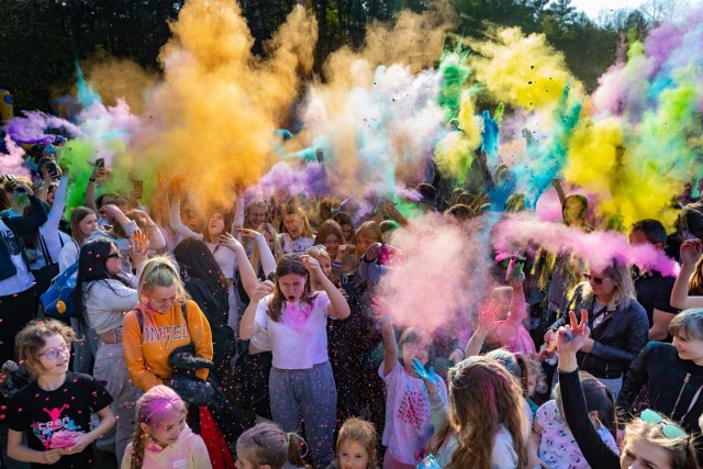W niedzielę, 7 maja, w Leśnym Parku Kultury i Wypoczynku w Bydgoszczy mieszkańcy po raz kolejny mieli okazję do kolorowego szaleństwa z proszkami holi w roli głównej. Za nami Dzień Kolorów - Holi Day.