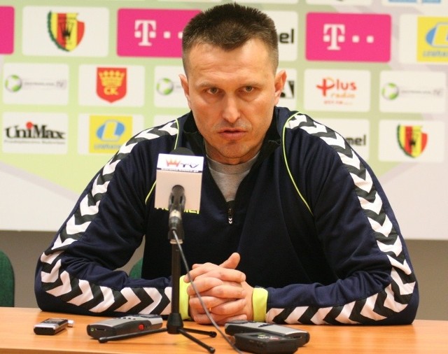 Trener Korony Leszek Ojrzyński ma nadzieję, że w Łodzi jego zespół będzie kończył mecz w pełnym składzie i zdobędzie trzy punkty.