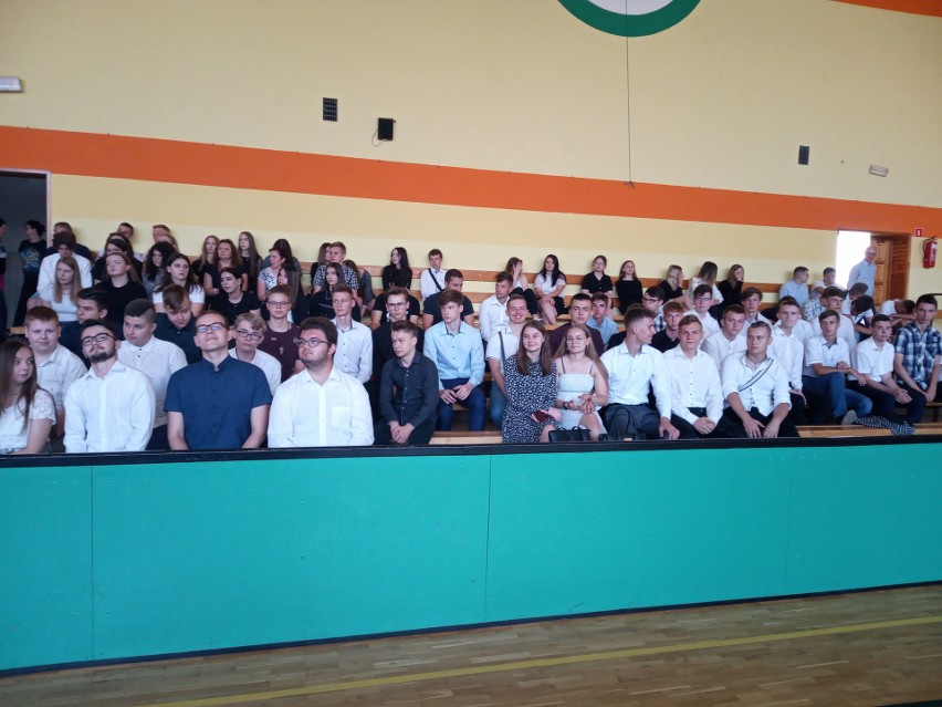 Uroczyste zakończenie roku szkolnego w Zespole Szkół w Połańcu. Były występy i podziękowania (ZDJĘCIA)
