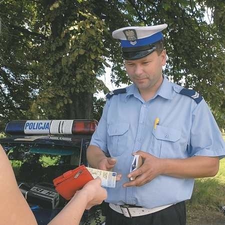 Jeśli policjant poczuje od kierującego zapach alkoholu, może mu zatrzymać prawo jazdy. Nawet jeśli ten odmówił dmuchania w alkotest, a próbki krwi kierującego trafią do laboratorium. Na zdjęciu starszy sierżant Marek Kozak w trakcie kontroli drogowej.