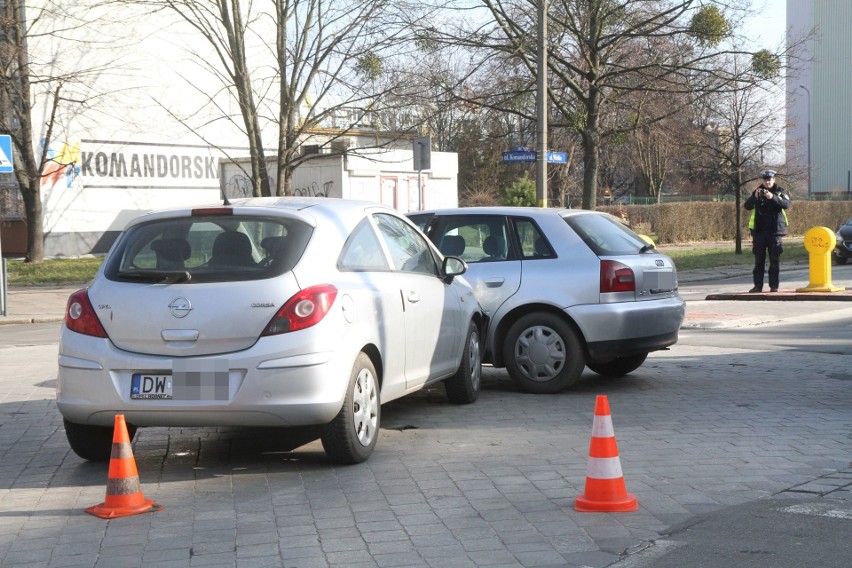 Wypadek na Komandroskiej. Rozbite samochody blokują skrzyżowanie