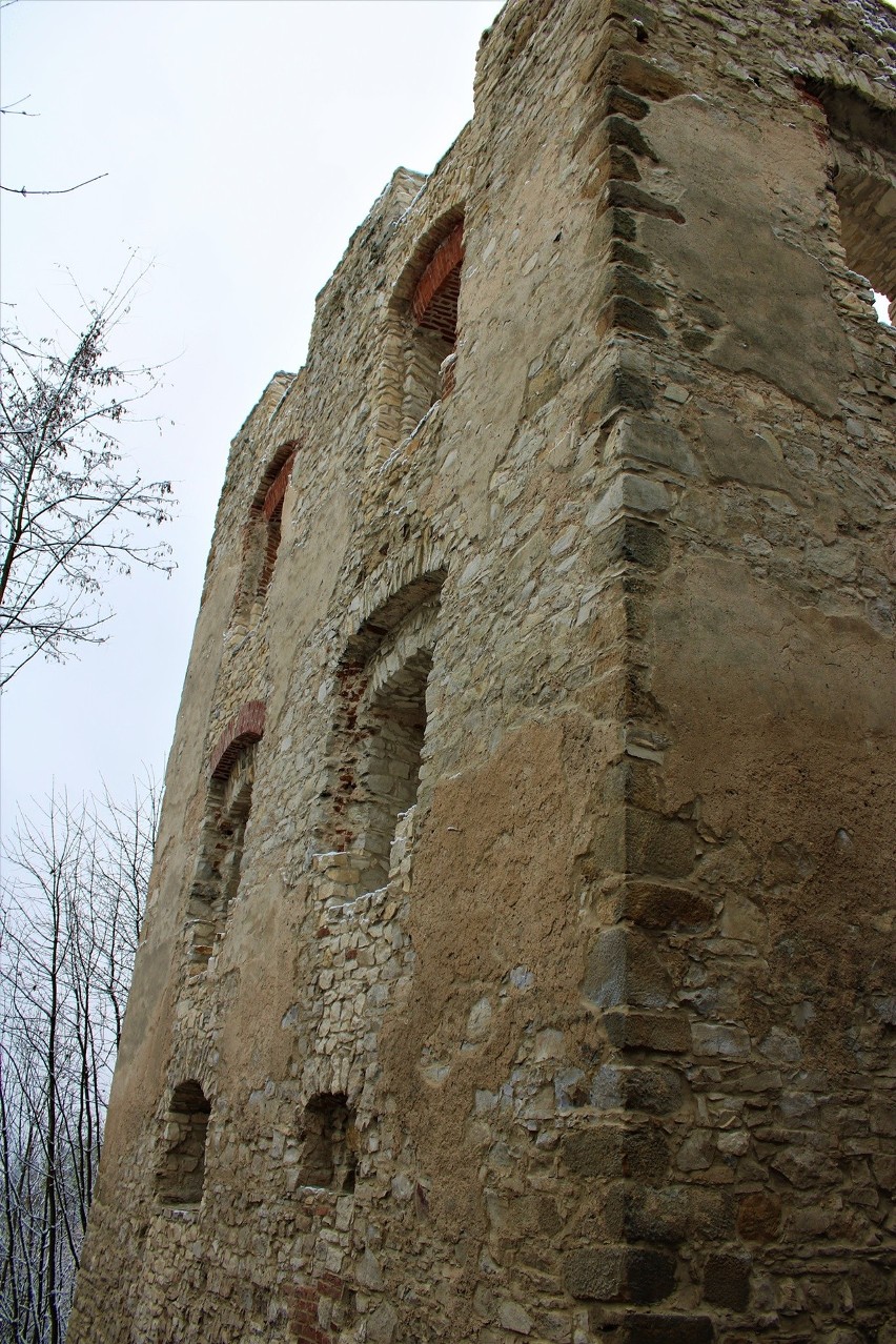 Odremontowane, zabezpieczone fragmenty ruin zamku Tenczyn po...