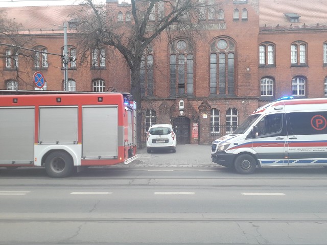 W akcji w III LO w Grudziądzu udział wzięli strażacy medycy i policjanci