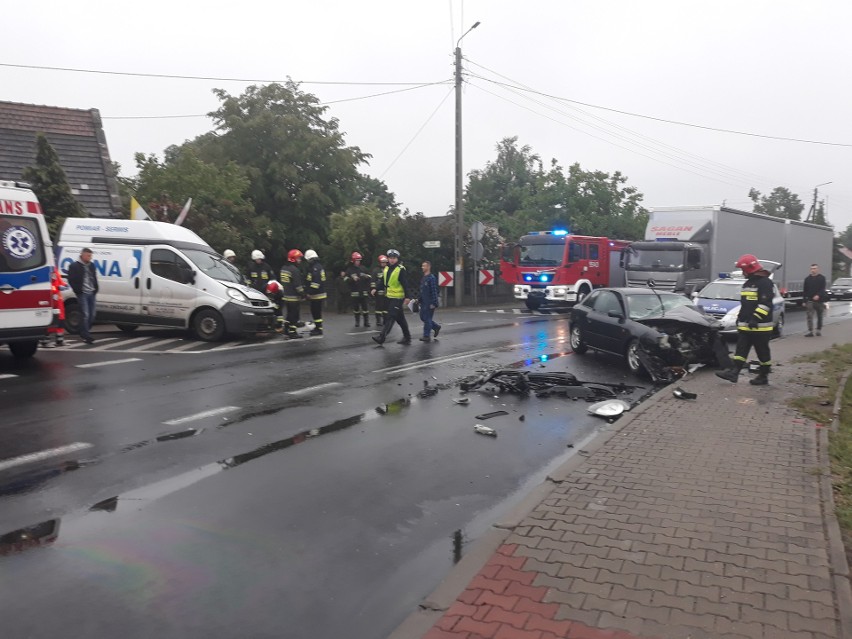 Wypadek w Raduckim Folwarku pod Wieluniem. 40-letni kierowca busa trafił do szpitala [FOTO]