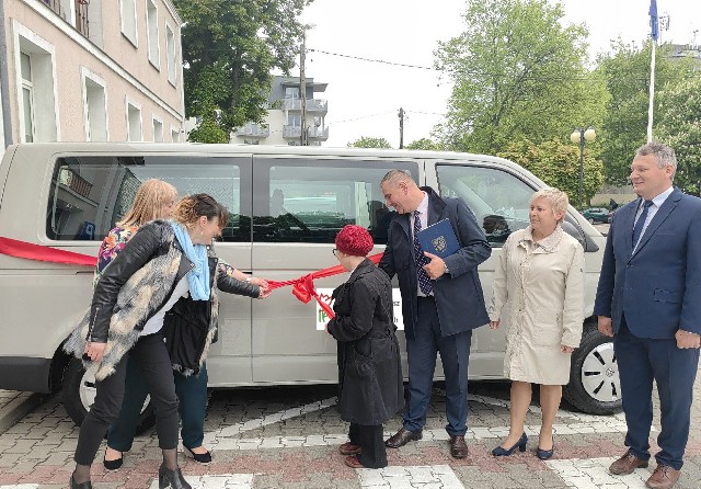 Oficjalne przekazaniu nowych samochodów dla Ośrodków z powiatu grójeckiego.