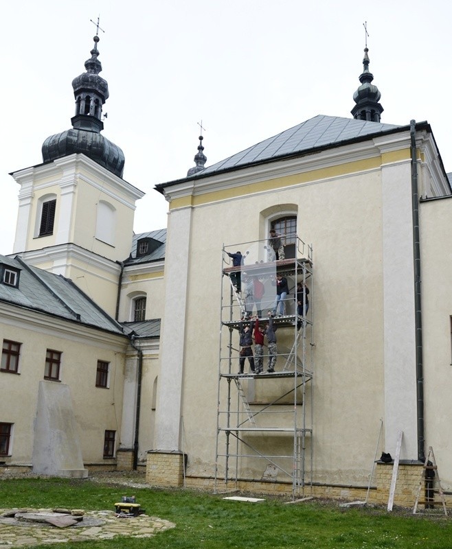 Szyba, którą montowano 5 godzin nie przylega do obrazu,...