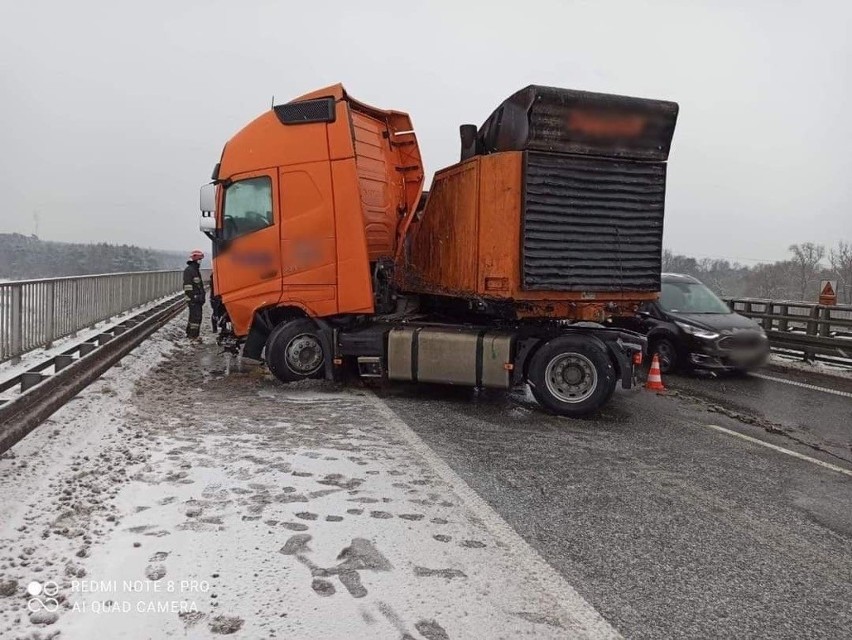 Wypadek na S8, między Skuszewem a Turzynem. 20.01.2021. Zdjęcia