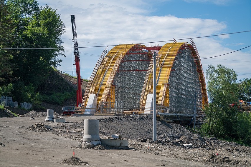 Kąclowa. Estakada rośnie nad osuwiskami