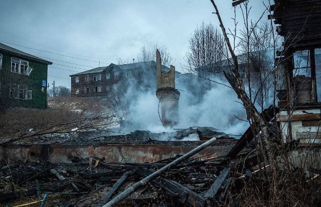 Polegli rosyjscy żołnierze są paleni przez swoich towarzyszy razem ze zniszczonym sprzętem