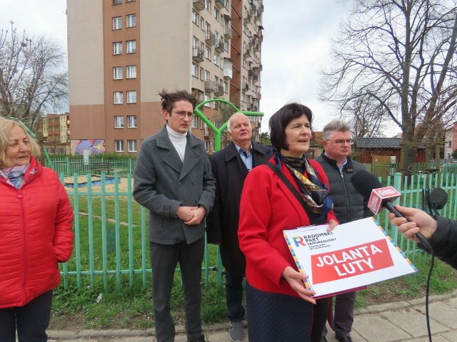 Działacze Lewicy w Radomiu, w tym Jolanta Luty, przedstawili priorytety, które powinny być zrealizowane na Glinicach i sąsiednich dzielnicach Radomia. Więcej na kolejnych zdjęciach.