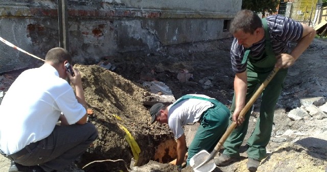 Inwestor twierdzi, że zgodnie z mapą, rury z gazem nie powinno być w miejscu, w którym kopali. Właściciel rury odpowiada, że doprowadził ją zgodnie z projektem. Jedno jest pewne - instalacja położona była zaledwie pół metra od powierzchni ziemi.