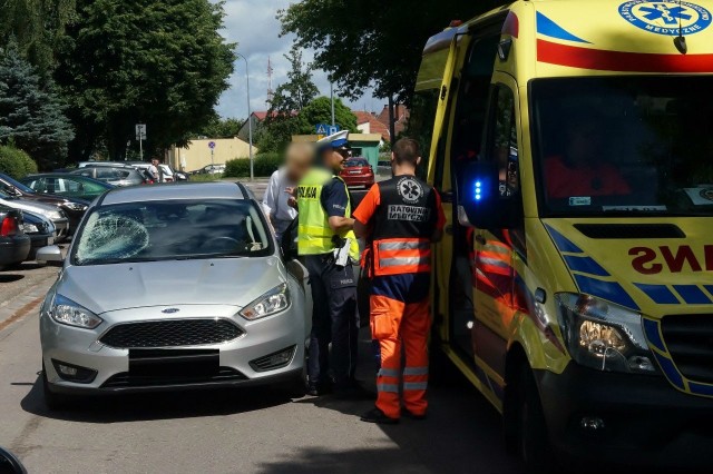 Dzisiaj (poniedziałek 26.06), kilka minut po południu., kierująca samochodem osobowym marki Ford Focus, potrąciła przebiegającego przez jezdnię 14-letniego chłopca. Z lekkimi potłuczeniami poszkodowany został odwieziony do szpitala.