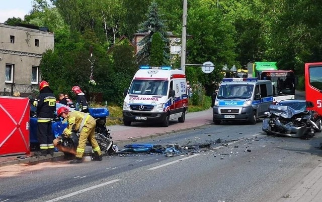 Wypadek w Mysłowicach. Trzy osoby zostały ranne w zderzeniu czołowym dwóch samochodów