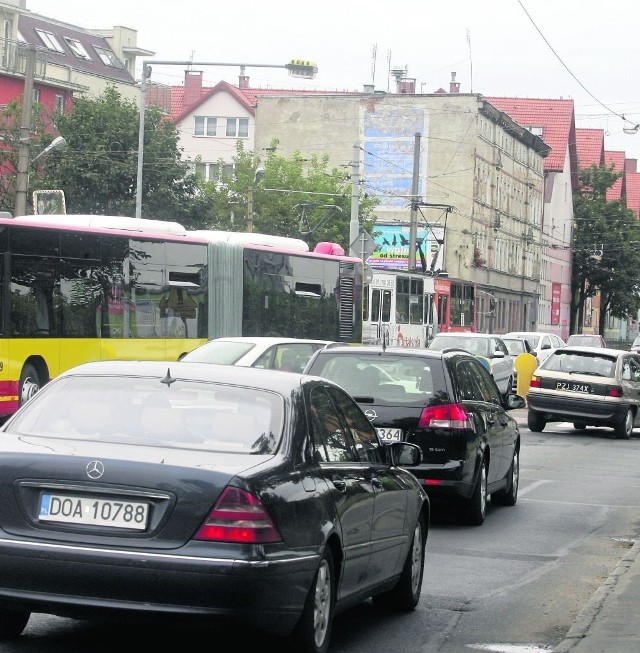 Ulica Opolska w godzinach szczytu jest mocno zakorkowana