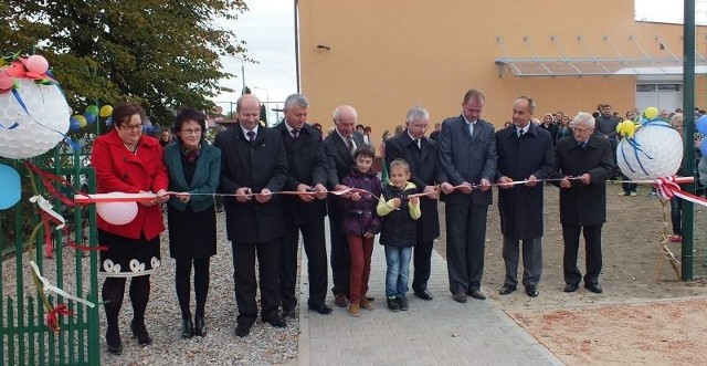 Uroczyste przecięcie wstęgi na otwarcie Strefy Active w Małyszynie.