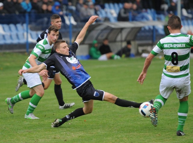 Po sześciu zwycięstwach z rzędu w 3 lidze, JKS Jarosław zremisował u siebie z Orlętami Radzyń Podlaski 1:1 (1:0). Bramki: 1:0 Hass 37, 1:1 Borysiuk 70-karny.