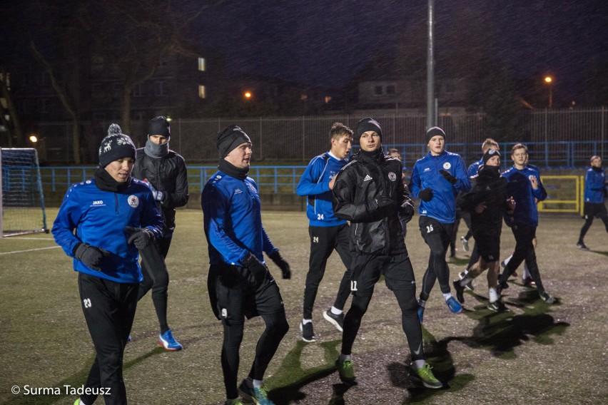 Piłkarze Błękitnych Stargard trenują na stadionie przy ulicy...