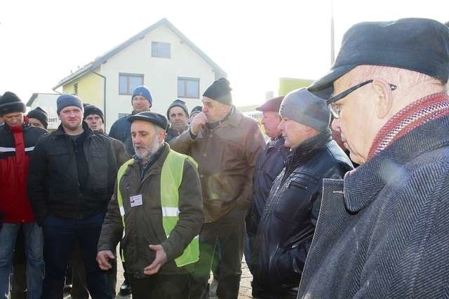 Gospodarze blokowali przejazd aut na krajowych drogach, m.in., w Kowalewie Pomorskim, chcąc zwrócić uwagę na problemy w rolnictwie