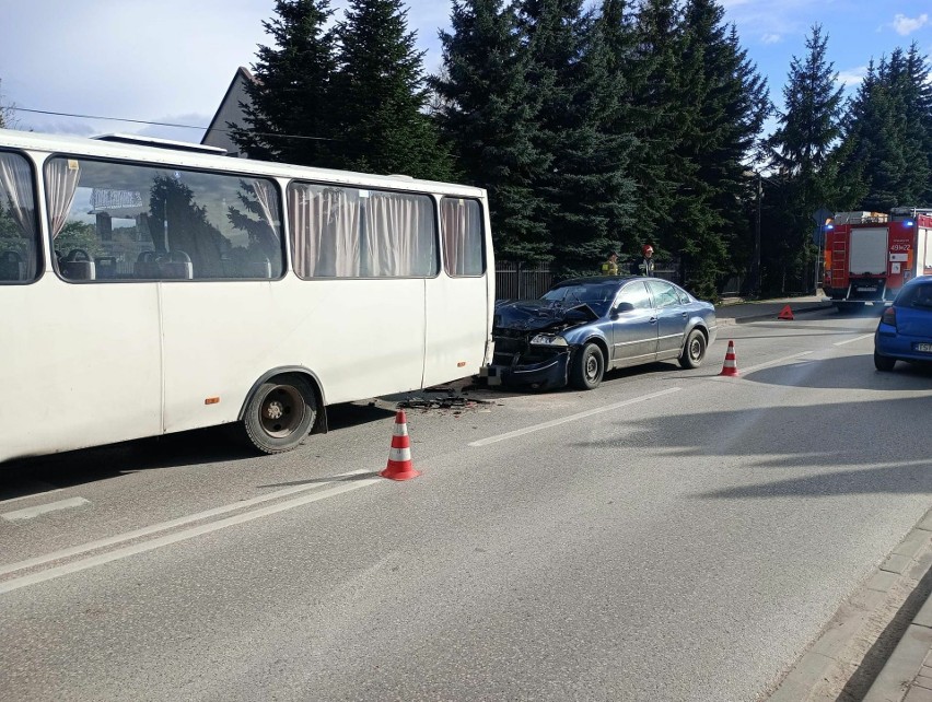 Wypadek na ulicy Benedyktyńskiej w Starachowicach. Zderzenie osobówki z autobusem. Jedna osoba ranna