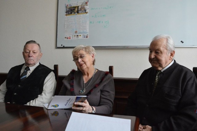 Od lewej Franciszek Kosecki, Urszula Szuba i Konrad Piesik zachęcają do wstępowania w szeregi związku emerytów