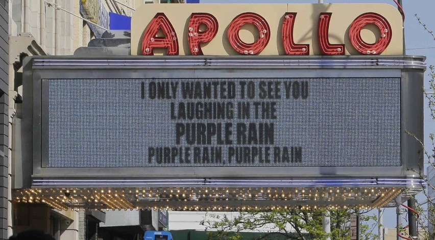 Fragment piosenki "Purple Rain" nad wejściem do kina Apollo...