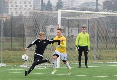 SMS Jarosław (na czarno) wygrał w Lublinie 3:1 w meczu barażowym o awans do CLJ U17 3:1, ale wynik z pierwszego spotkania u siebie (1:5) sprawił, że to Motor cieszył się z awansu.