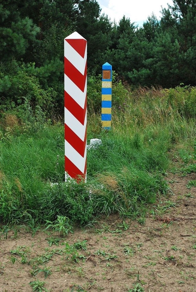 Wejście na pas drogi granicznej jest zabronione.