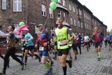 Silesia Marathon 2019. Maratończycy na Nikiszowcu. Trasa Silesia Marathonu prowadzi przez zachwycające miejsca