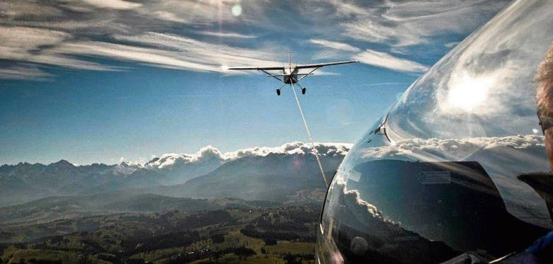 Samolot wyciąga szybowiec w niebo do lotu nad Tatrami