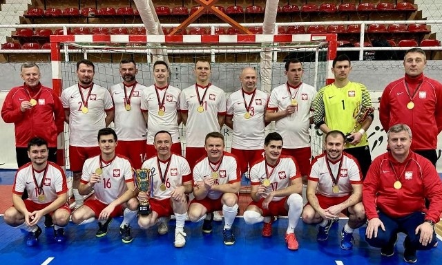 Reprezentacja Polski Księży z trenerem Markiem Parzyszkiem i kierownikiem drużyny Dariuszem Meresińskim w Albanii została wicemistrzem Europy.