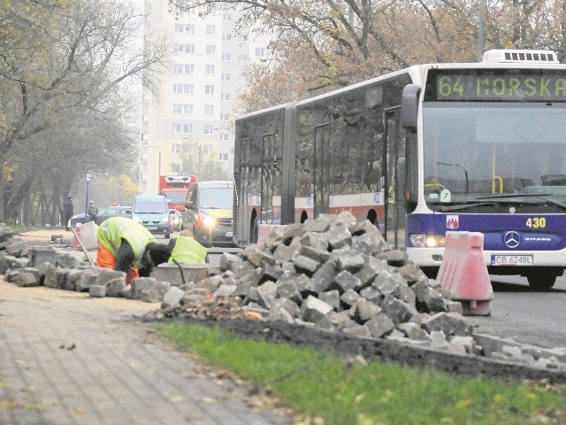 Autobusy kursujące Brzozową na razie nie mogą korzystać z dwóch zatok autobusowych, bo trzeba czekać, aż zwiążą zaprawy betonowe. A trwa to średnio 28 dni