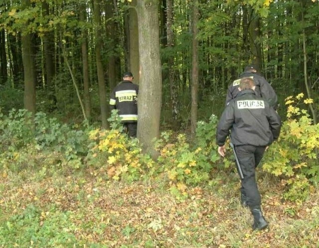 Mężczyzny szukają policjanci i strażacy. Na razie bezskutecznie.