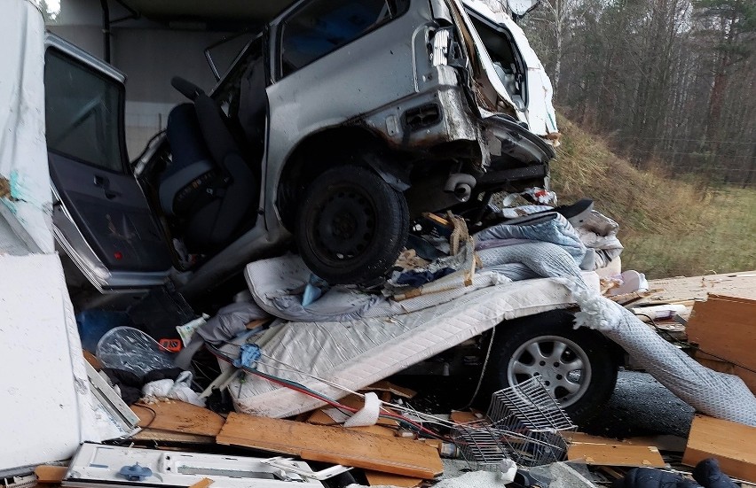 Wypadek na trasie S1 w Mierzęcicach. Zginęło niemowlę i jego...