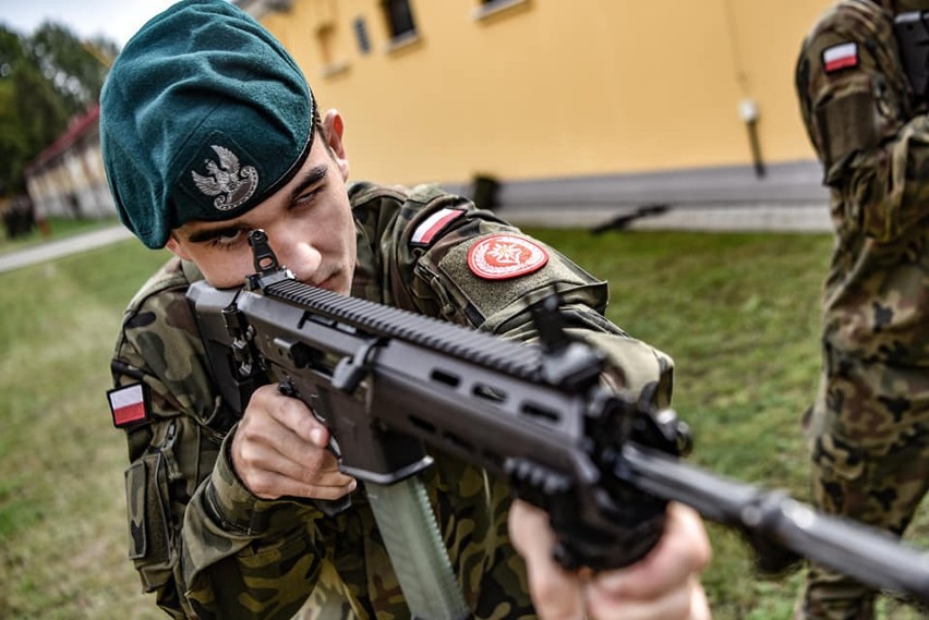 Nowi żołnierze dobrowolnej służby wojskowej rozpoczęli szkolenie w 1. Batalionie Strzelców Podhalańskich [ZDJĘCIA]