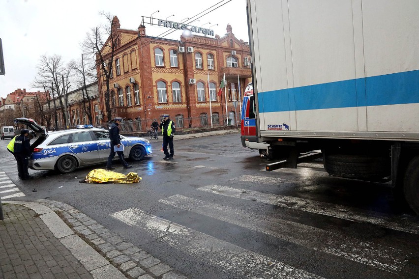 Funkcjonariusze ustalają, jak doszło do tragedii. Wiadomo,...