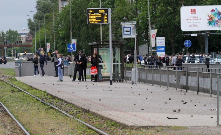 Zamieszki na Legnickiej po śmierci w komisariacie. Rzucali kamieniami w policję