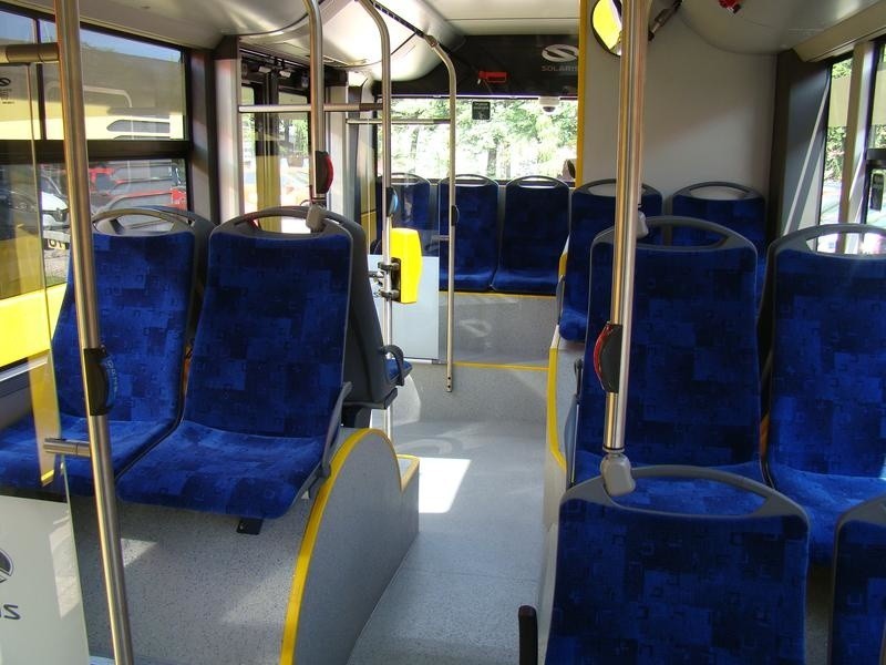 Większy autobus 10-metrowy jest przystosowany do przewozu 80...