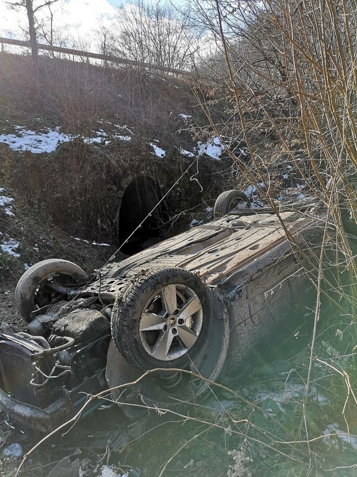 Śmiertelne dachowanie w Bartkowej Posadowej. Nie żyje kierowca [AKTUALIZACJA]