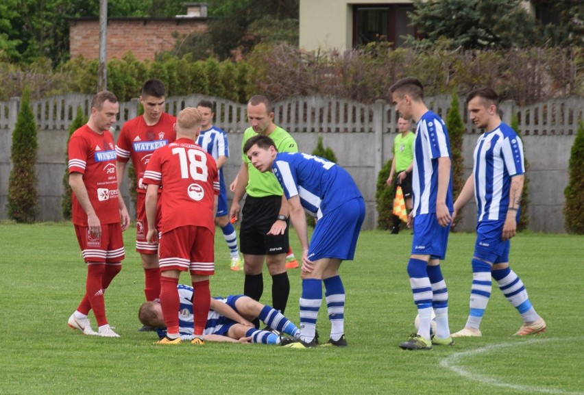 Korona (czerwone stroje) wiosną wygrała 11 z 12 spotkań.