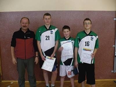 Gimnazjaliści z Witowa wygrali turniej drużynowy w powiatowej Gimnazjadzie Fot. Zdzisław Karaś