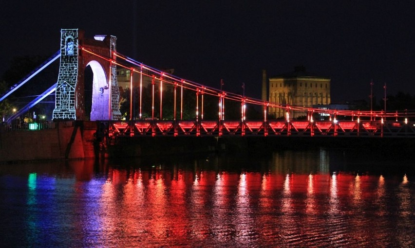 Świetlny pokaz i parada kapeluszników - tak zaprezentowały się wrocławskie mosty (ZDJĘCIA)