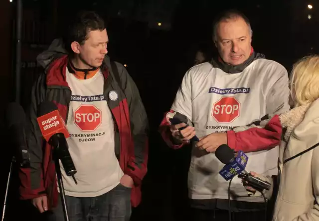 O brutalności policji mówił m.in. zatrzymany podczas jej akcji Paweł Lenartowicz (z lewej)